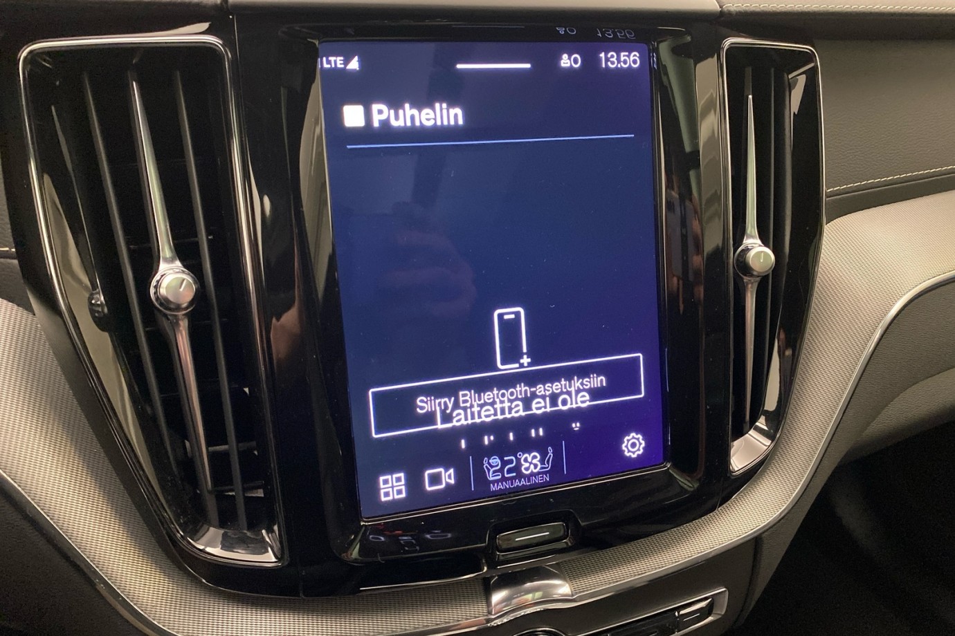 Esittelykuva VOLVO XC60 lataushybridiautosta.