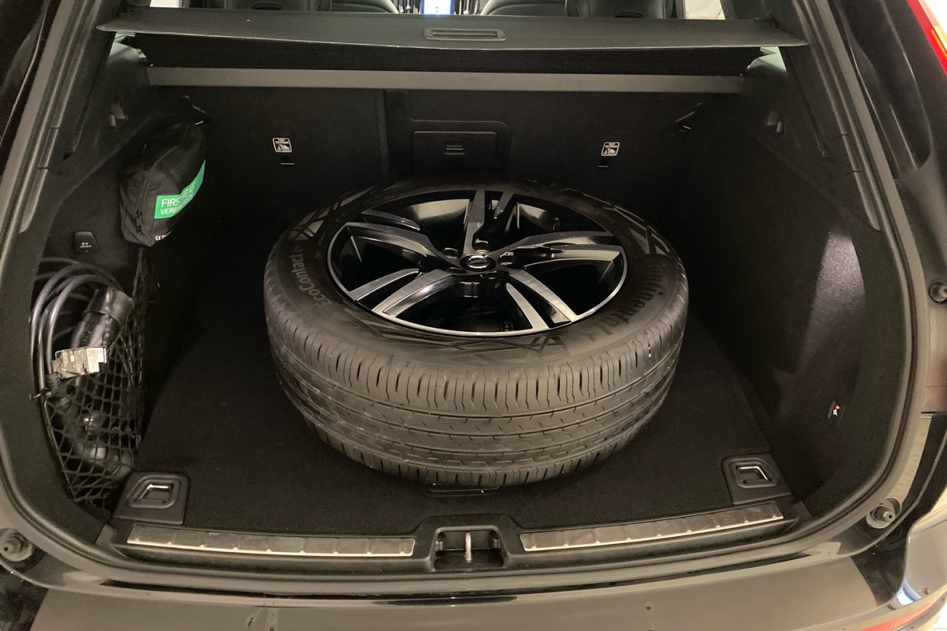Esittelykuva VOLVO XC60 lataushybridiautosta.