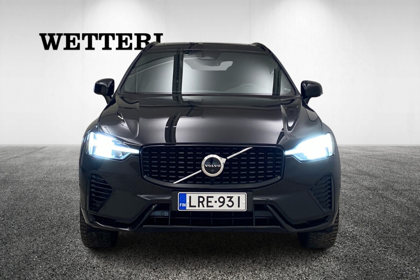 Esittelykuva VOLVO XC60 lataushybridiautosta.