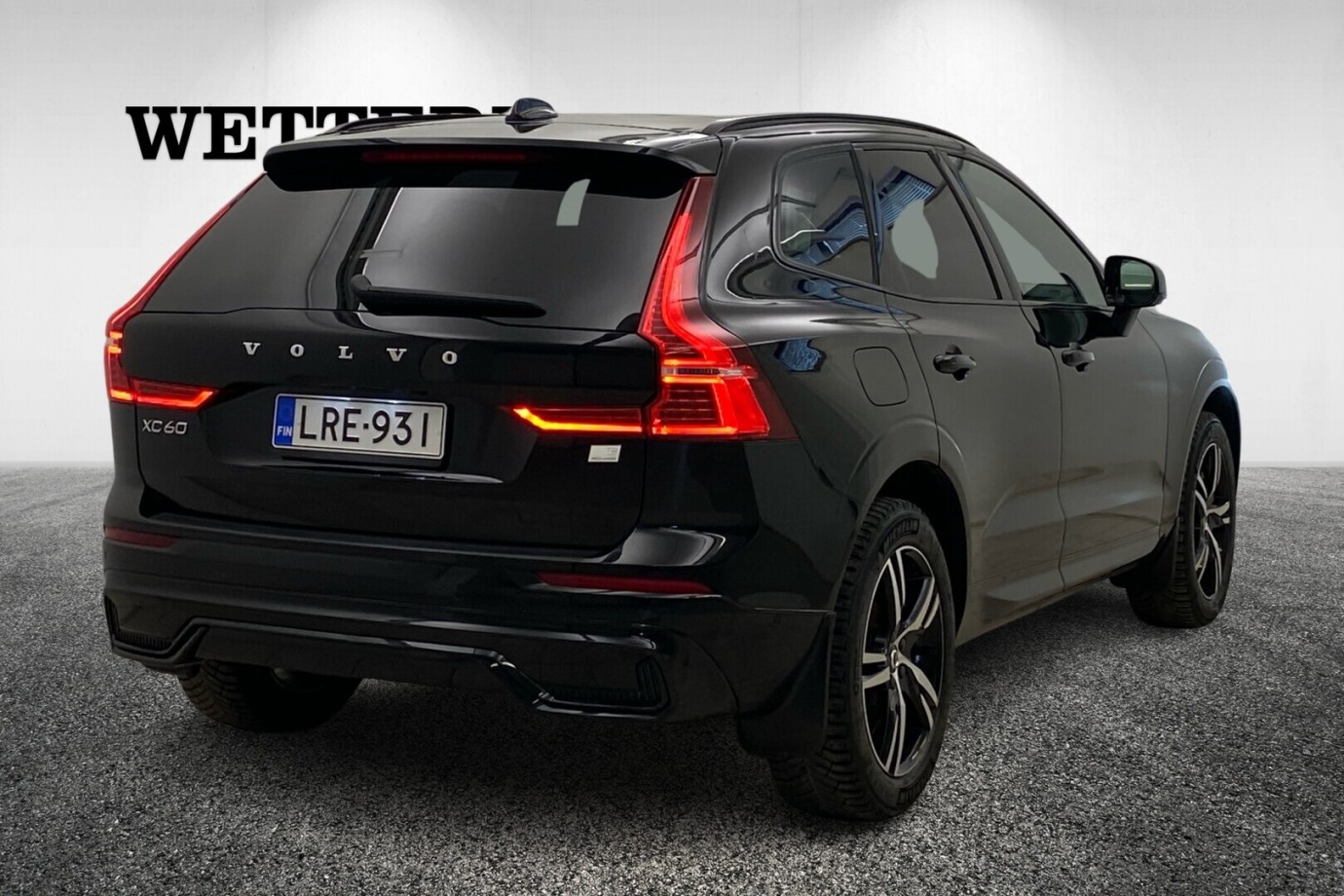Esittelykuva VOLVO XC60 lataushybridiautosta.