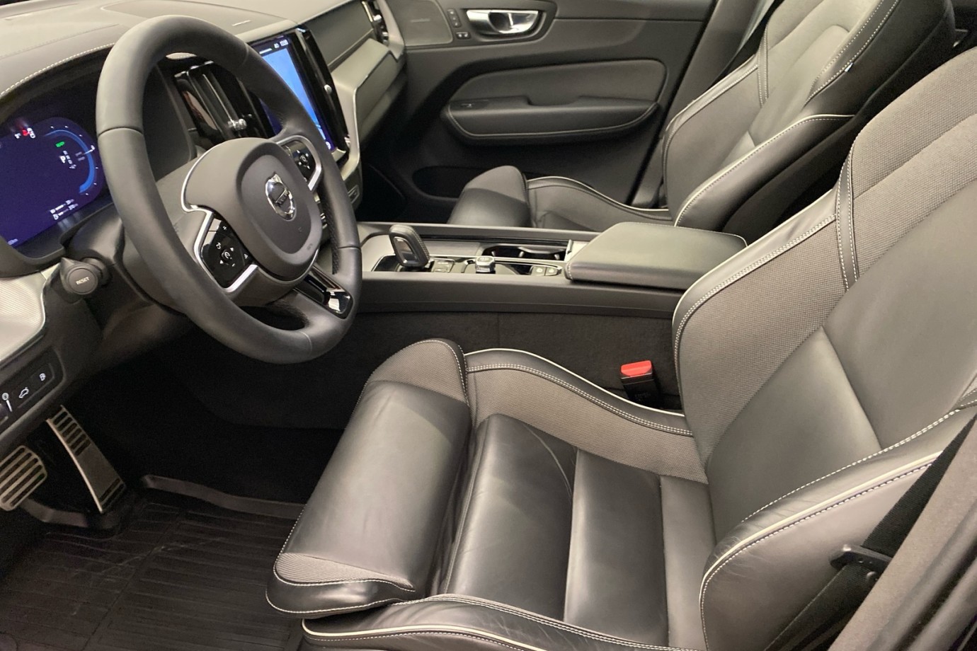 Esittelykuva VOLVO XC60 lataushybridiautosta.