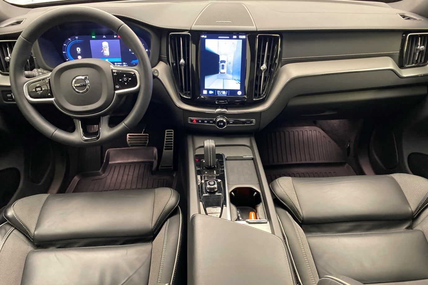 Esittelykuva VOLVO XC60 lataushybridiautosta.