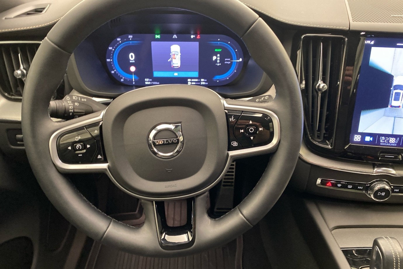 Esittelykuva VOLVO XC60 lataushybridiautosta.