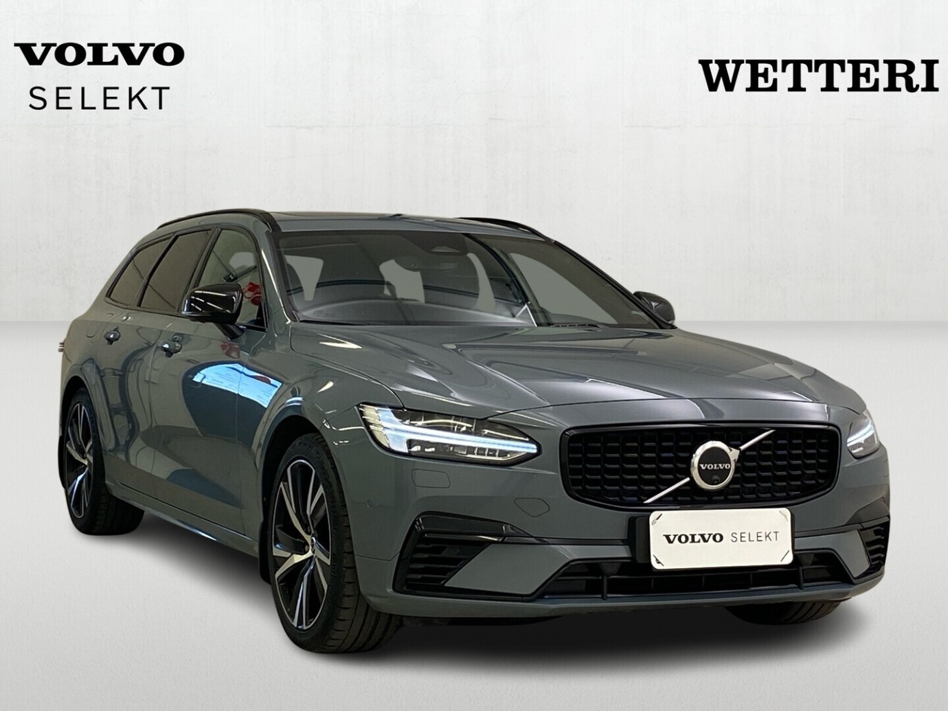 Esittelykuva VOLVO V90 lataushybridiautosta.