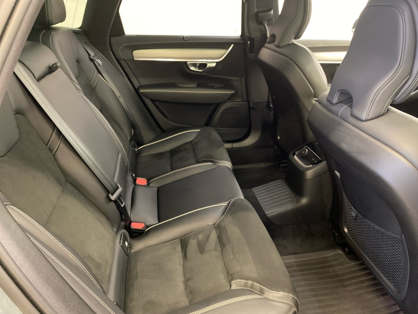 Esittelykuva VOLVO V90 lataushybridiautosta.