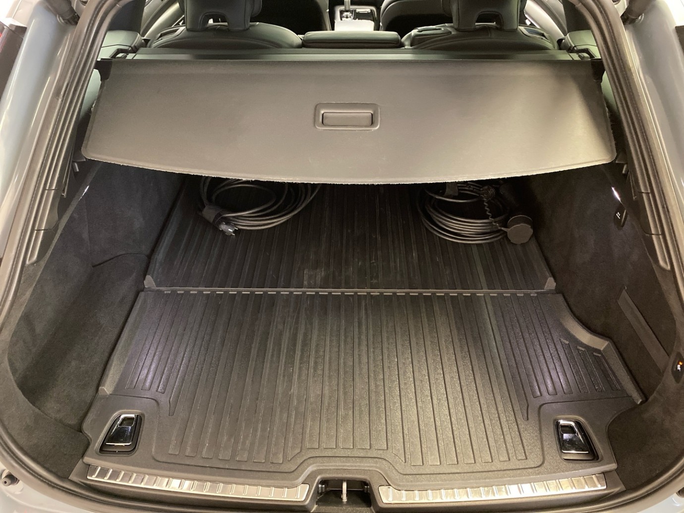 Esittelykuva VOLVO V90 lataushybridiautosta.