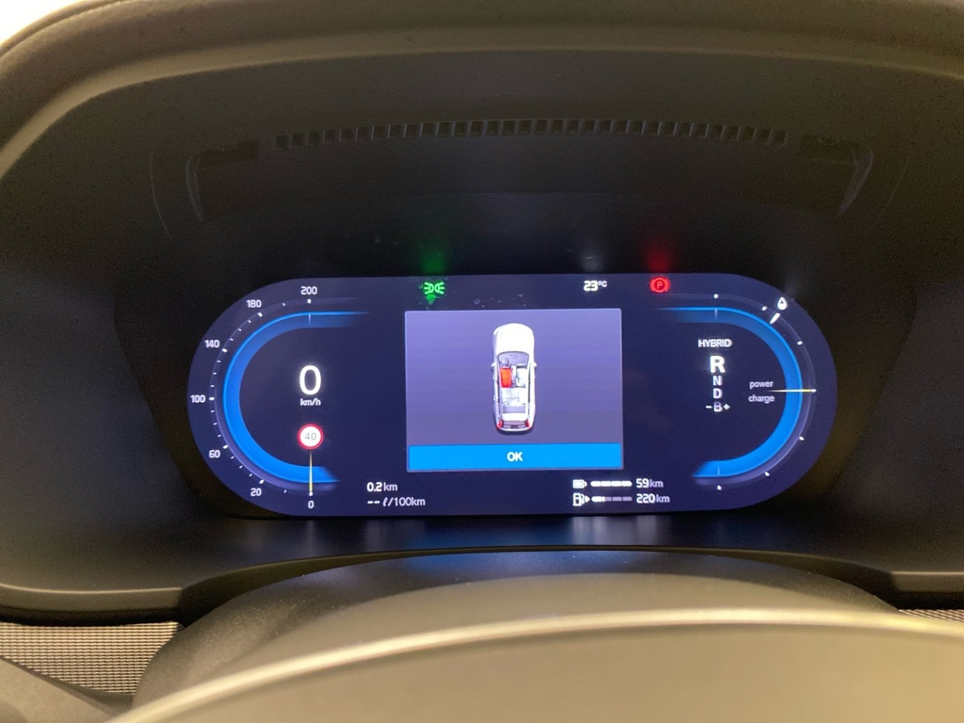 Esittelykuva VOLVO V90 lataushybridiautosta.