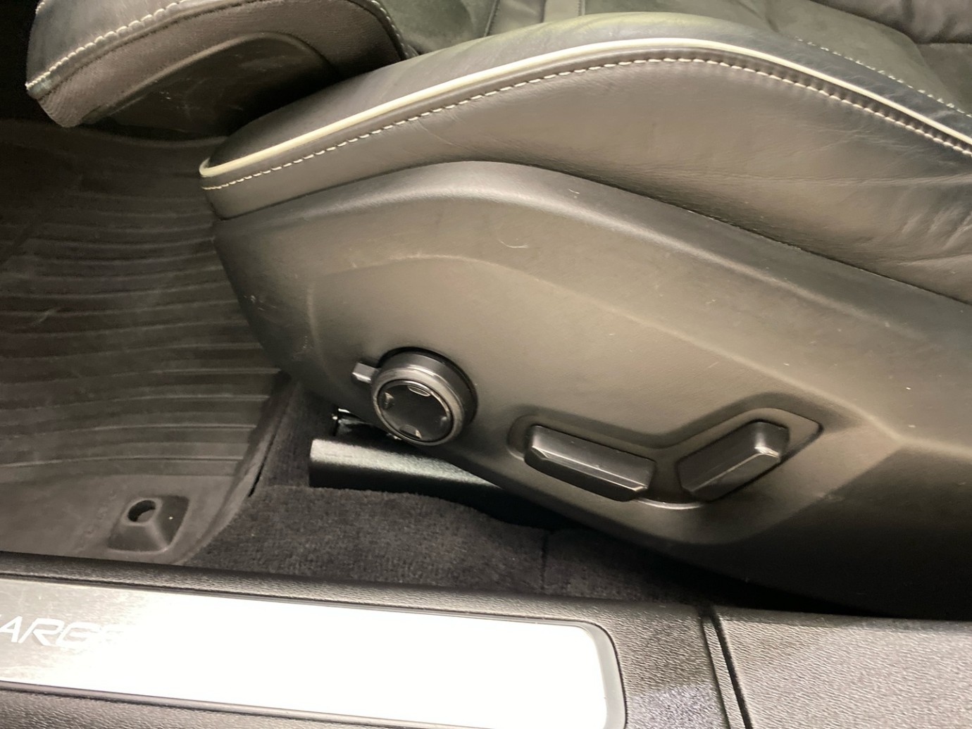 Esittelykuva VOLVO V90 lataushybridiautosta.