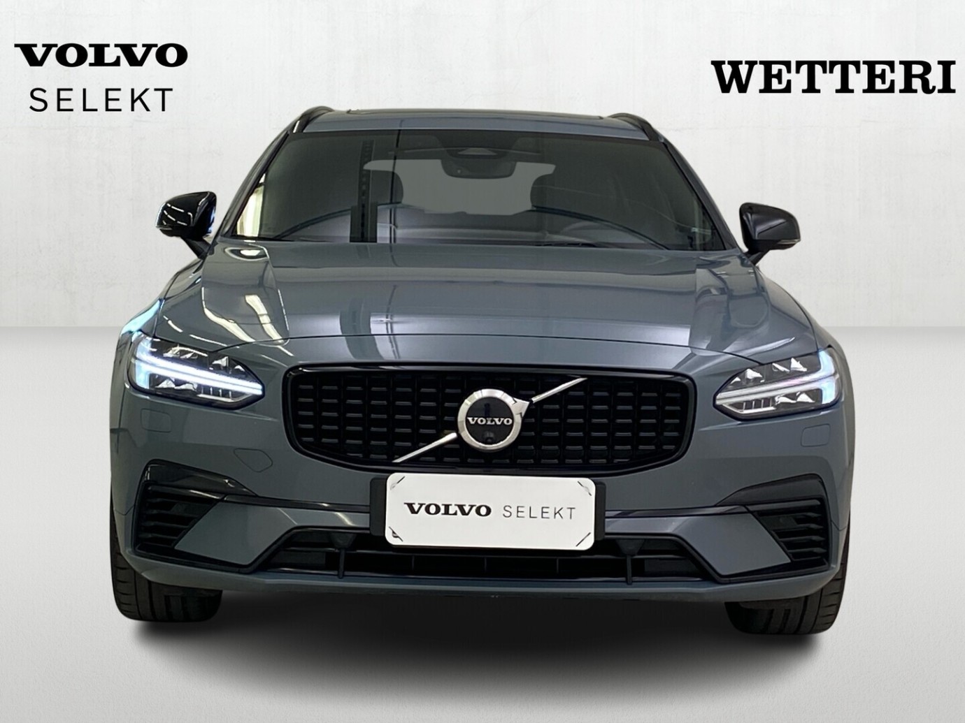 Esittelykuva VOLVO V90 lataushybridiautosta.