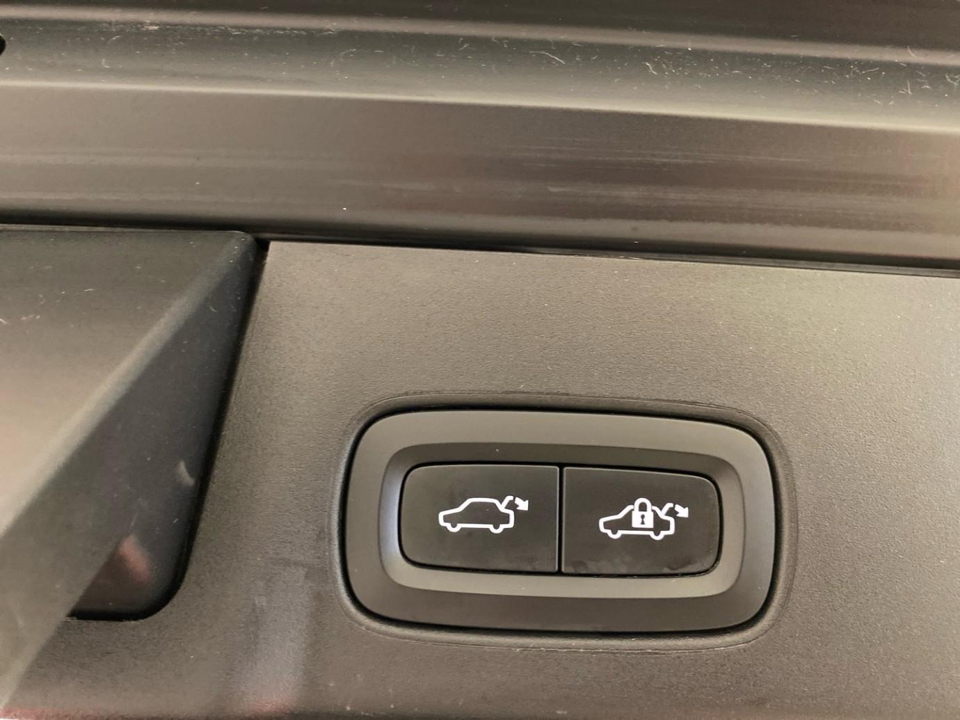 Esittelykuva VOLVO V90 lataushybridiautosta.