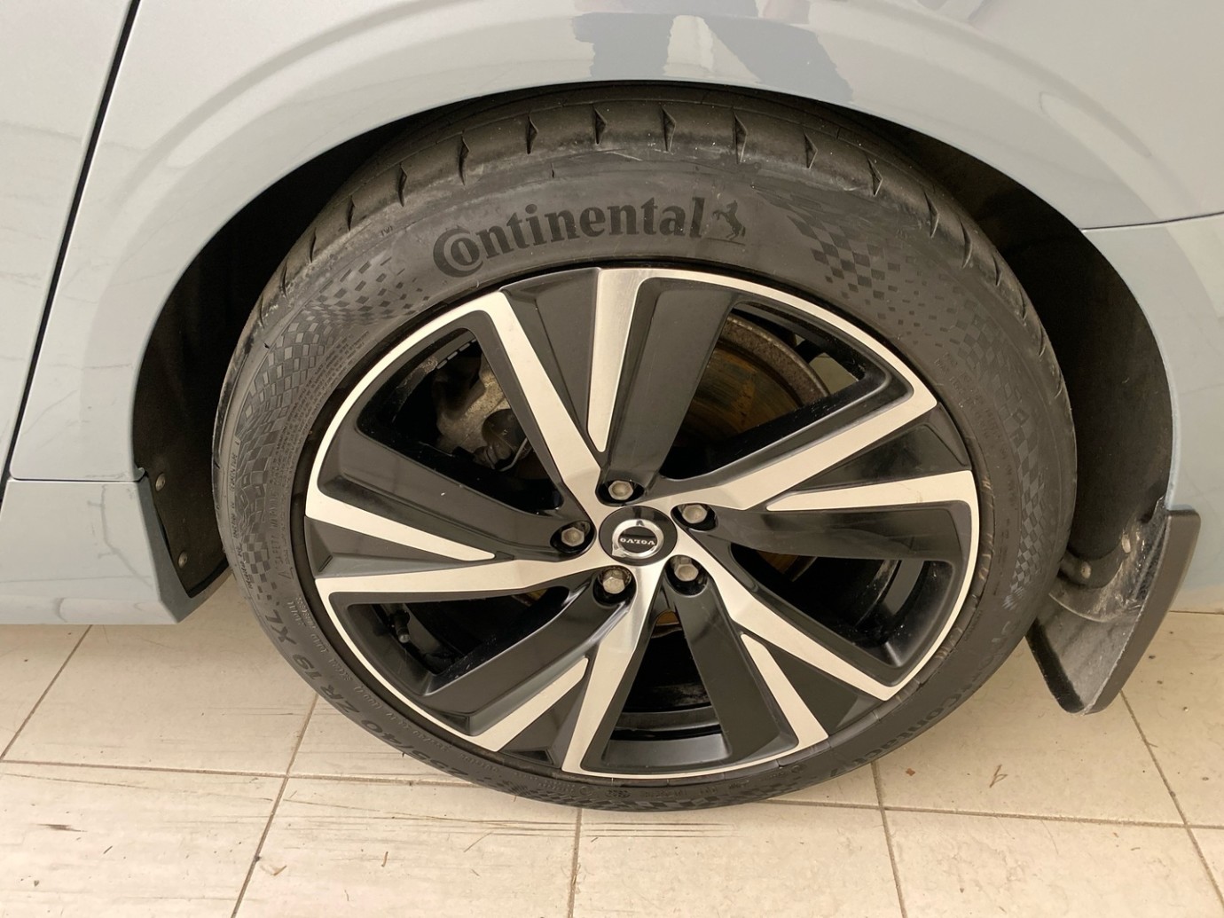 Esittelykuva VOLVO V90 lataushybridiautosta.