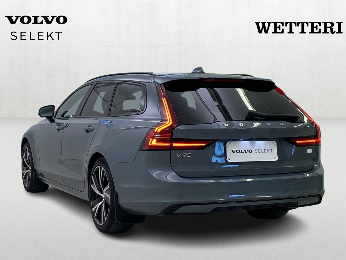 Esittelykuva VOLVO V90 lataushybridiautosta.