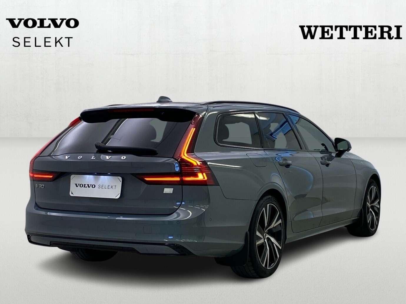 Esittelykuva VOLVO V90 lataushybridiautosta.