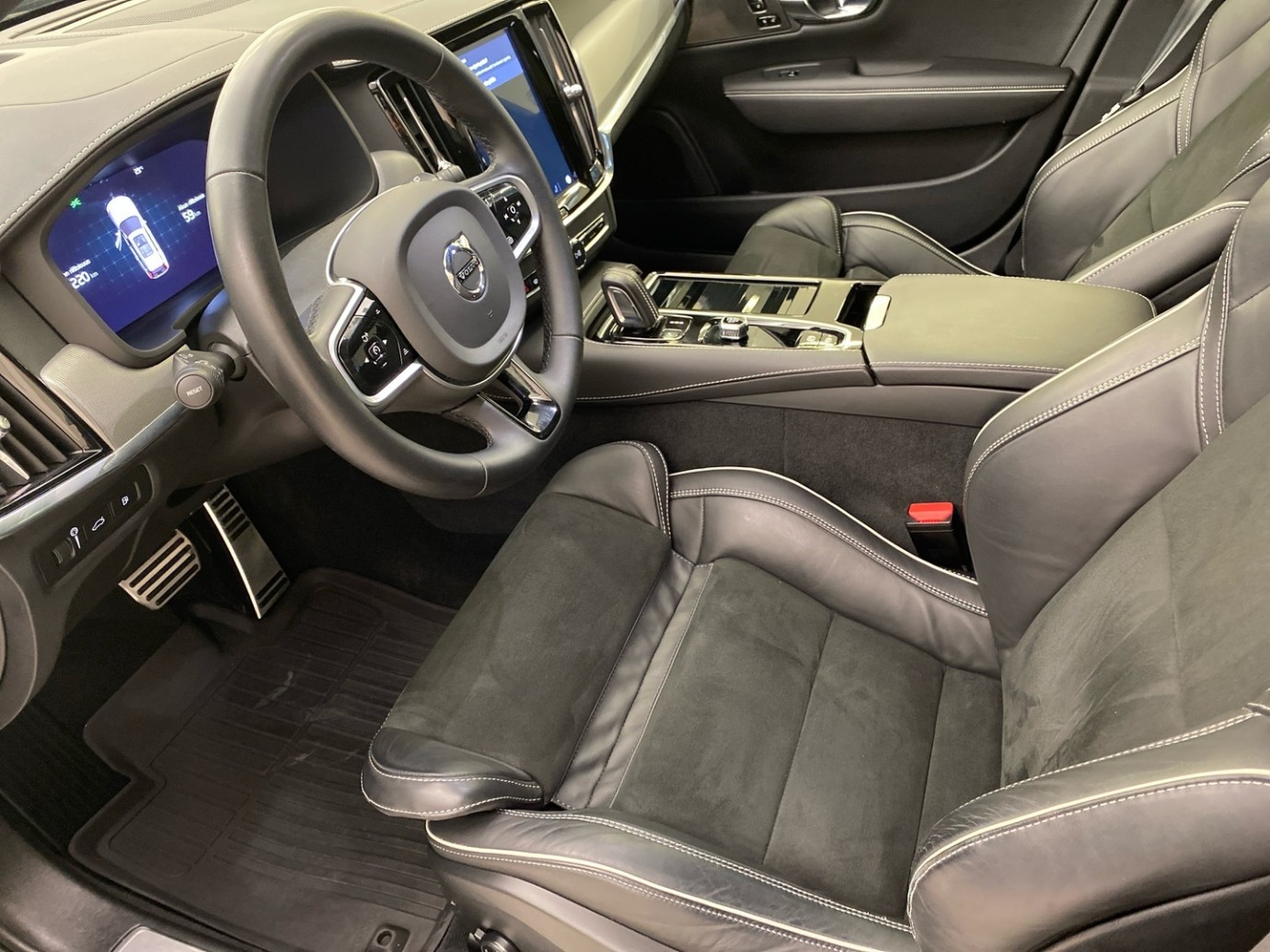Esittelykuva VOLVO V90 lataushybridiautosta.