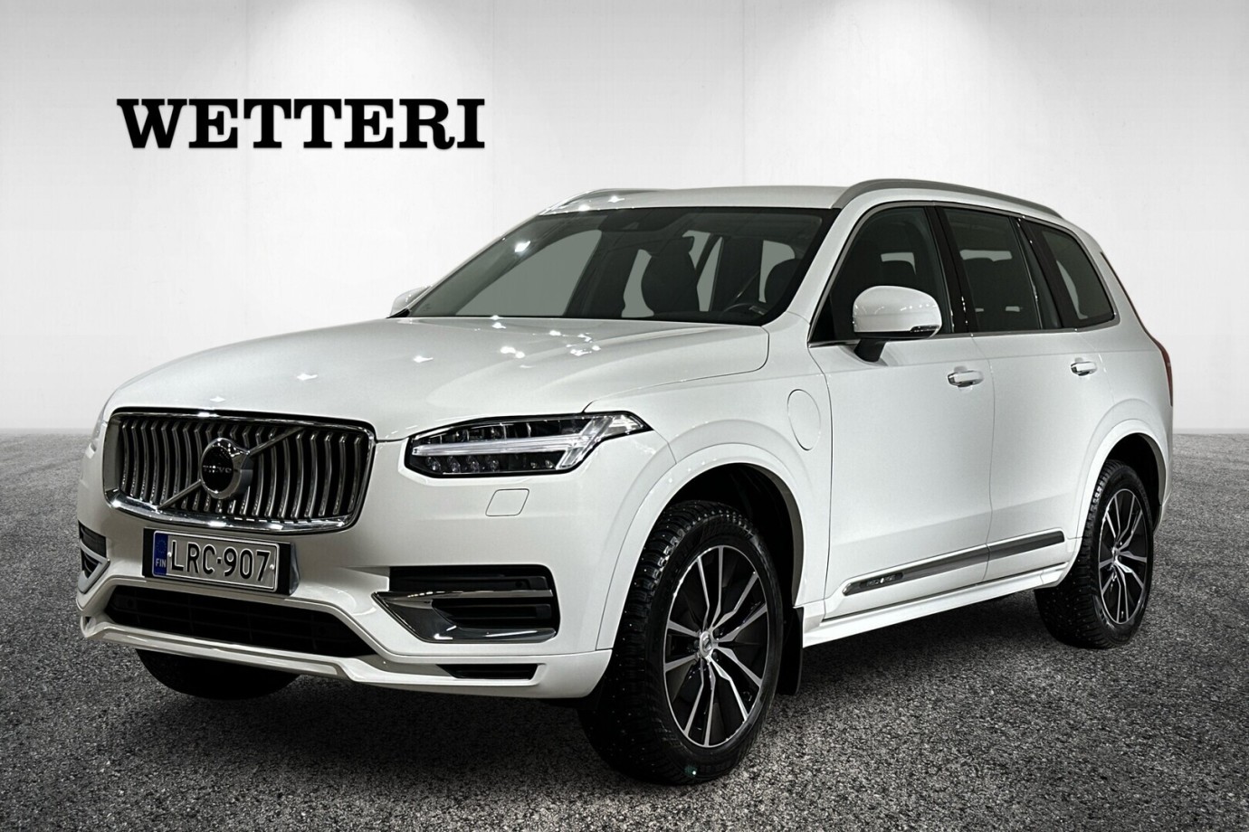 Esittelykuva VOLVO XC90 lataushybridiautosta.