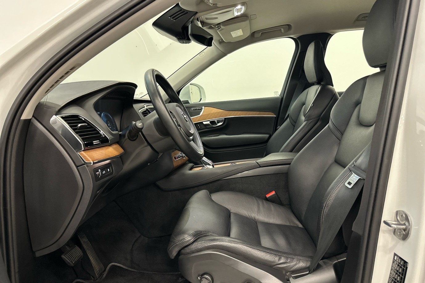 Esittelykuva VOLVO XC90 lataushybridiautosta.