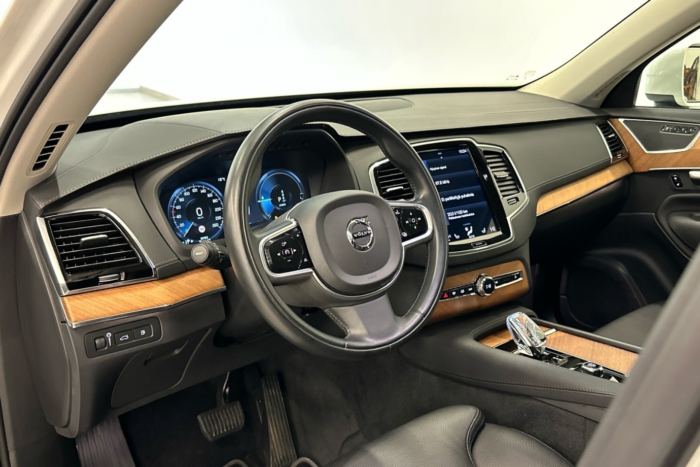 Esittelykuva VOLVO XC90 lataushybridiautosta.