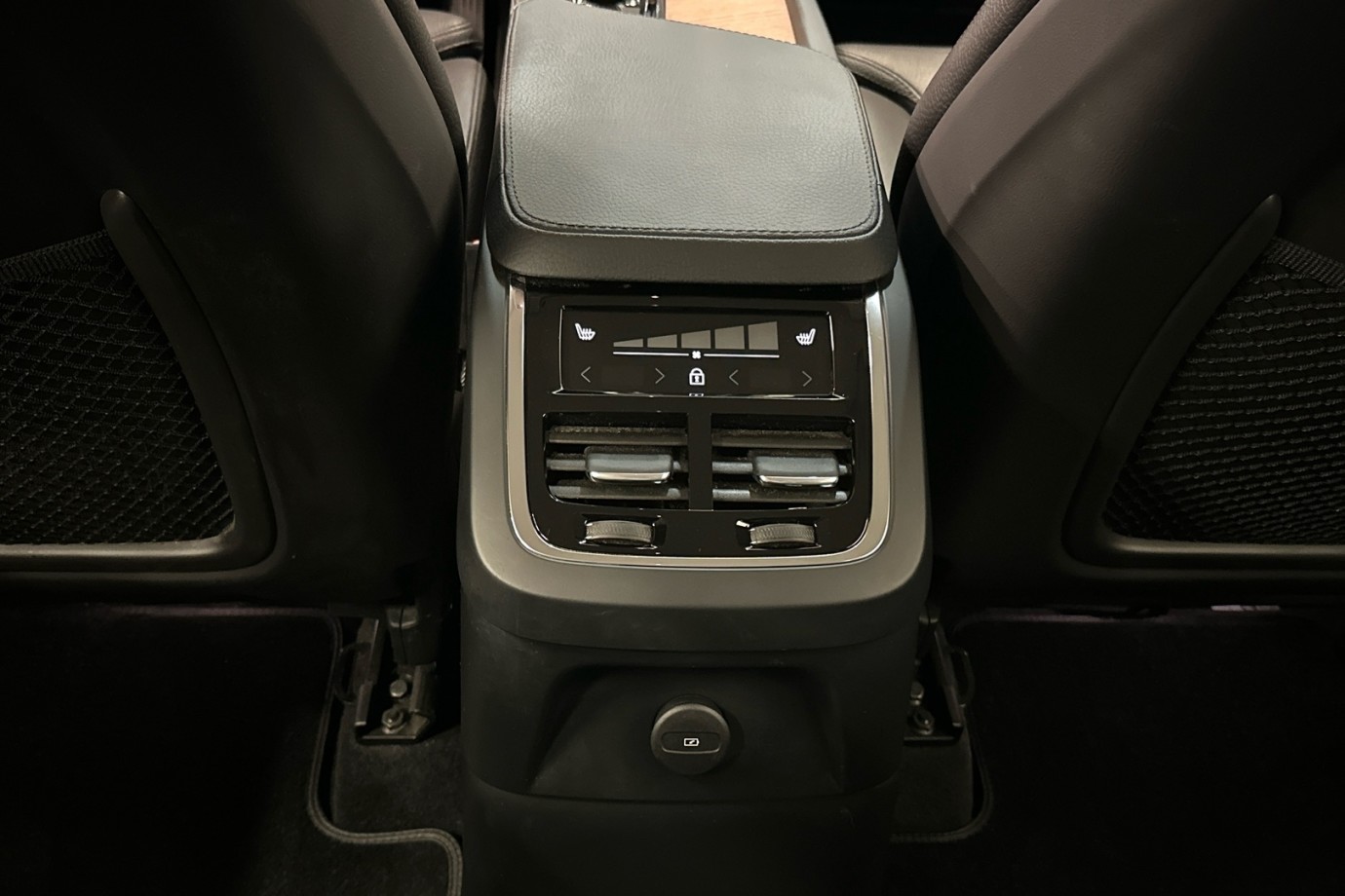 Esittelykuva VOLVO XC90 lataushybridiautosta.