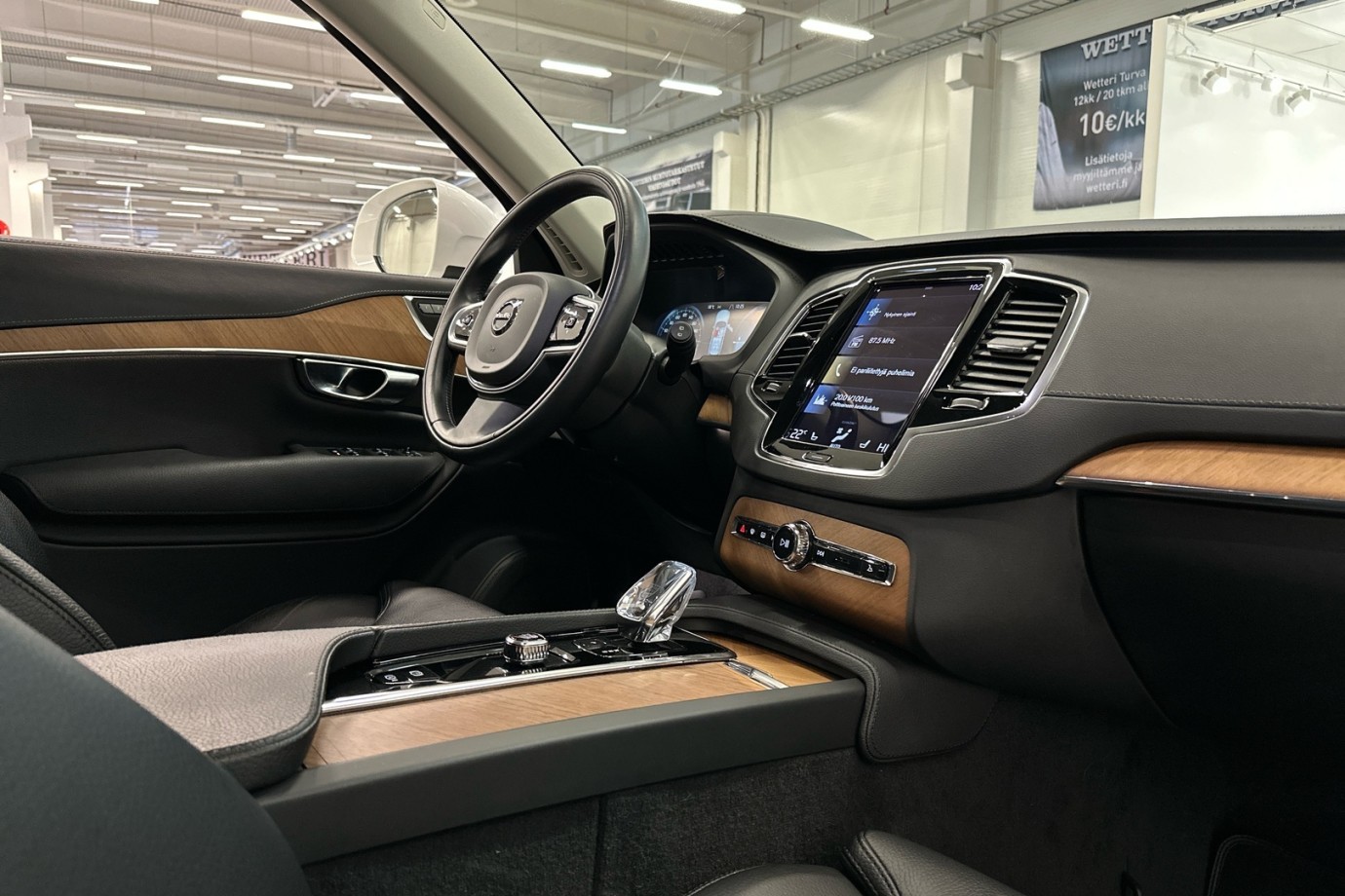 Esittelykuva VOLVO XC90 lataushybridiautosta.