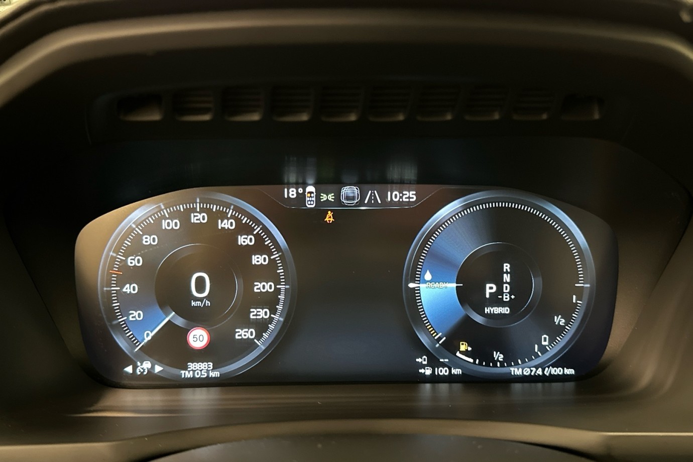 Esittelykuva VOLVO XC90 lataushybridiautosta.