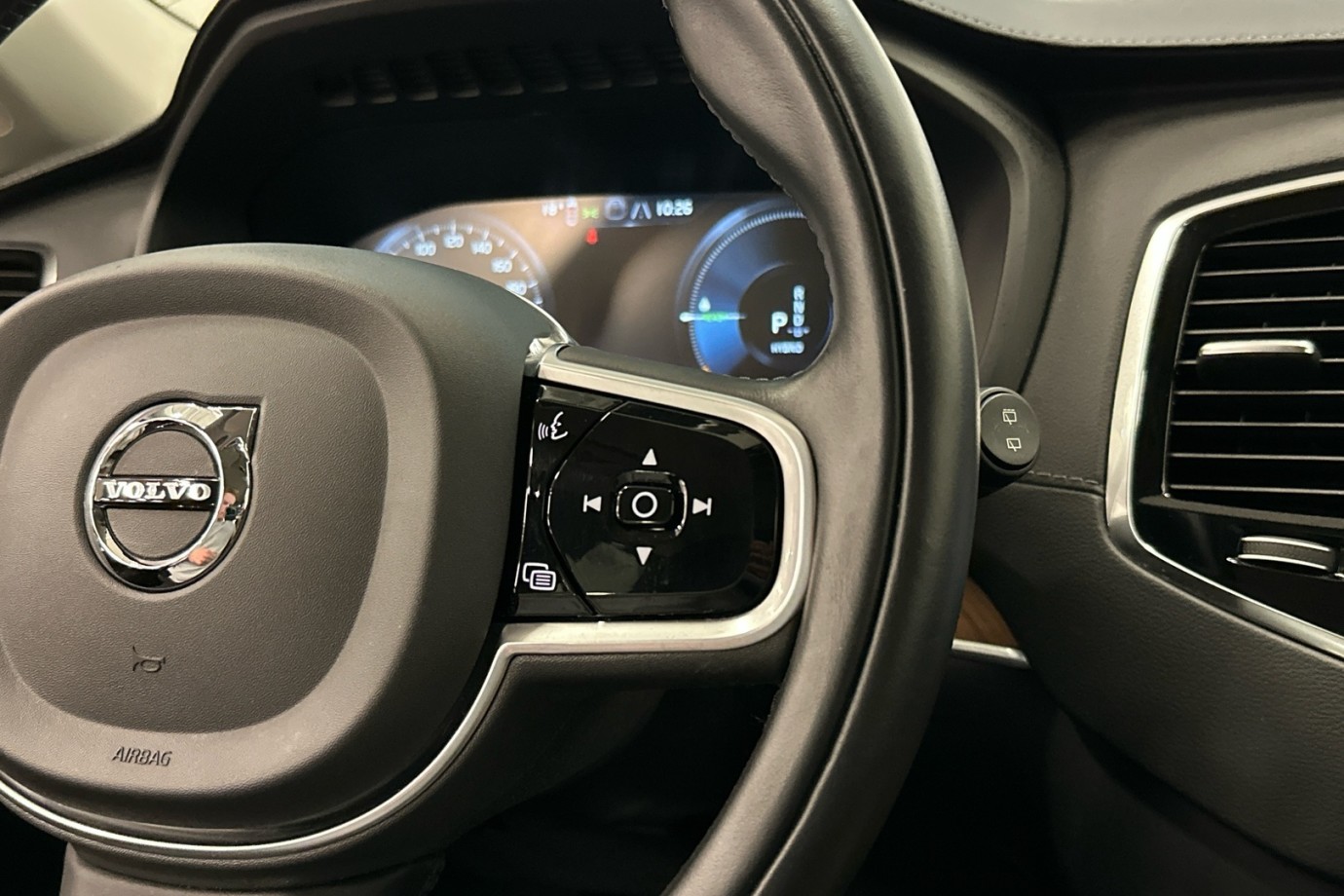 Esittelykuva VOLVO XC90 lataushybridiautosta.