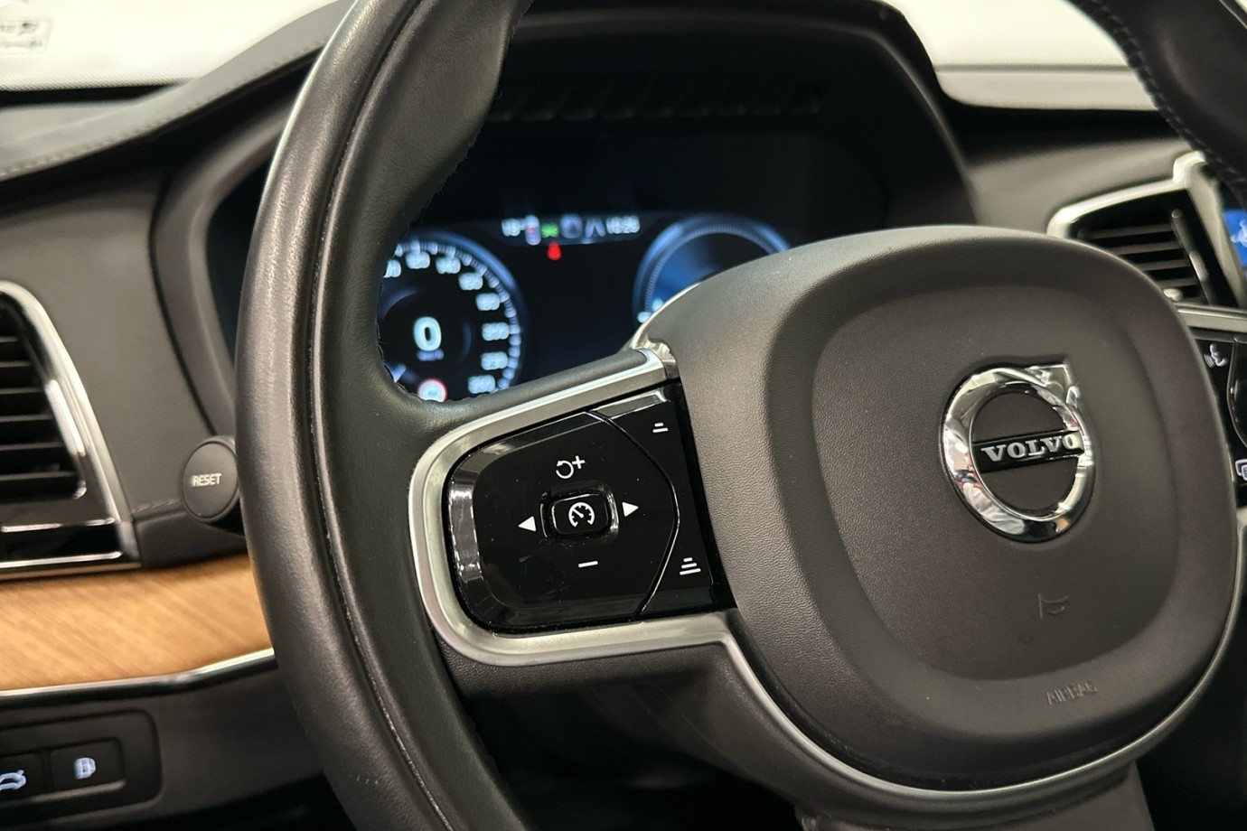 Esittelykuva VOLVO XC90 lataushybridiautosta.