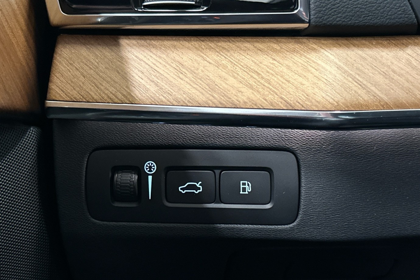 Esittelykuva VOLVO XC90 lataushybridiautosta.