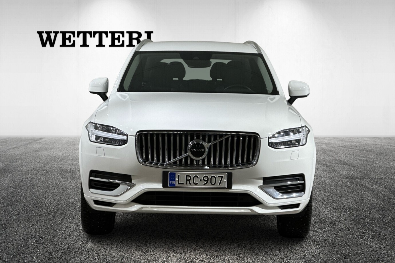 Esittelykuva VOLVO XC90 lataushybridiautosta.