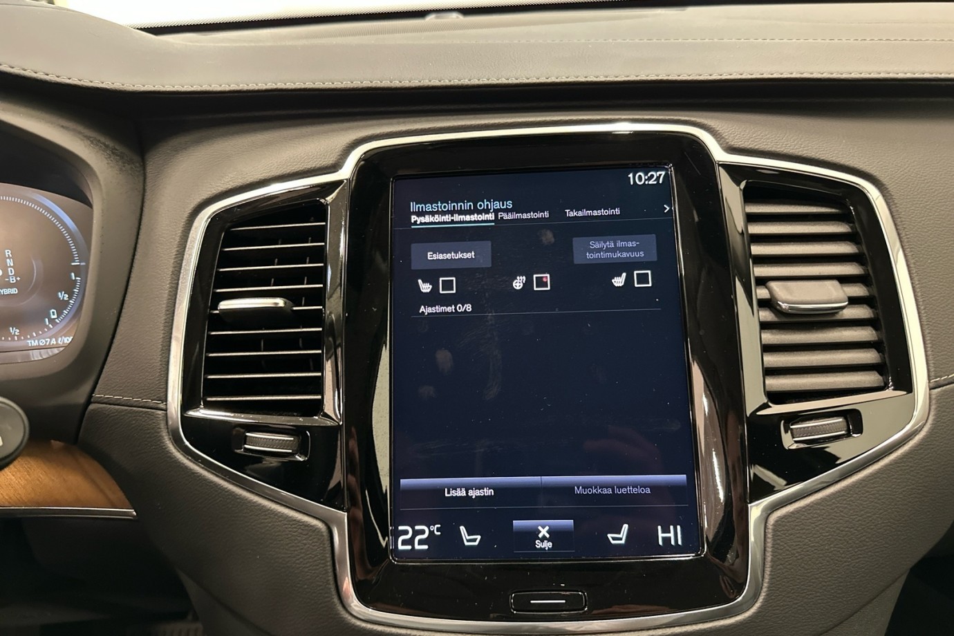Esittelykuva VOLVO XC90 lataushybridiautosta.