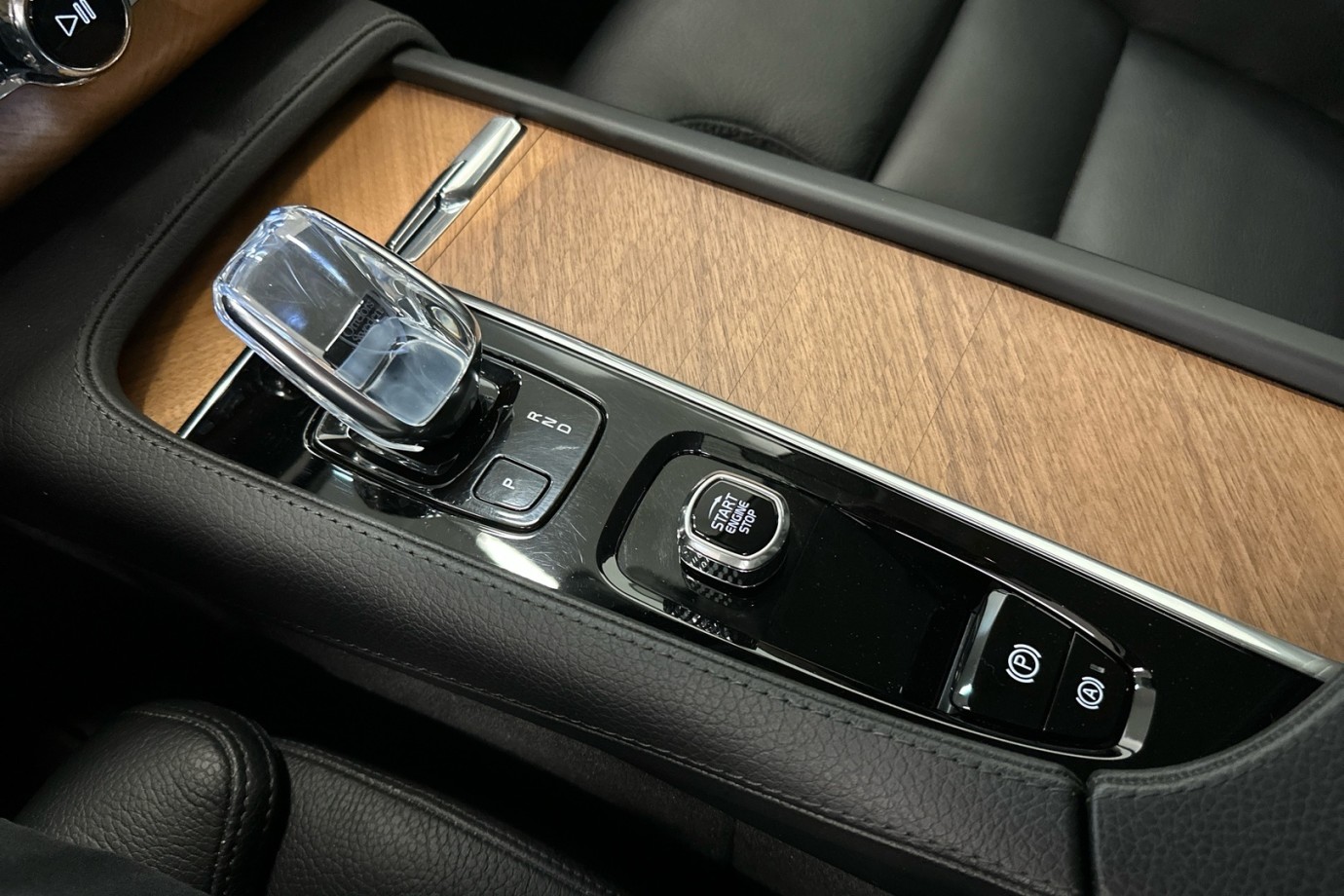 Esittelykuva VOLVO XC90 lataushybridiautosta.