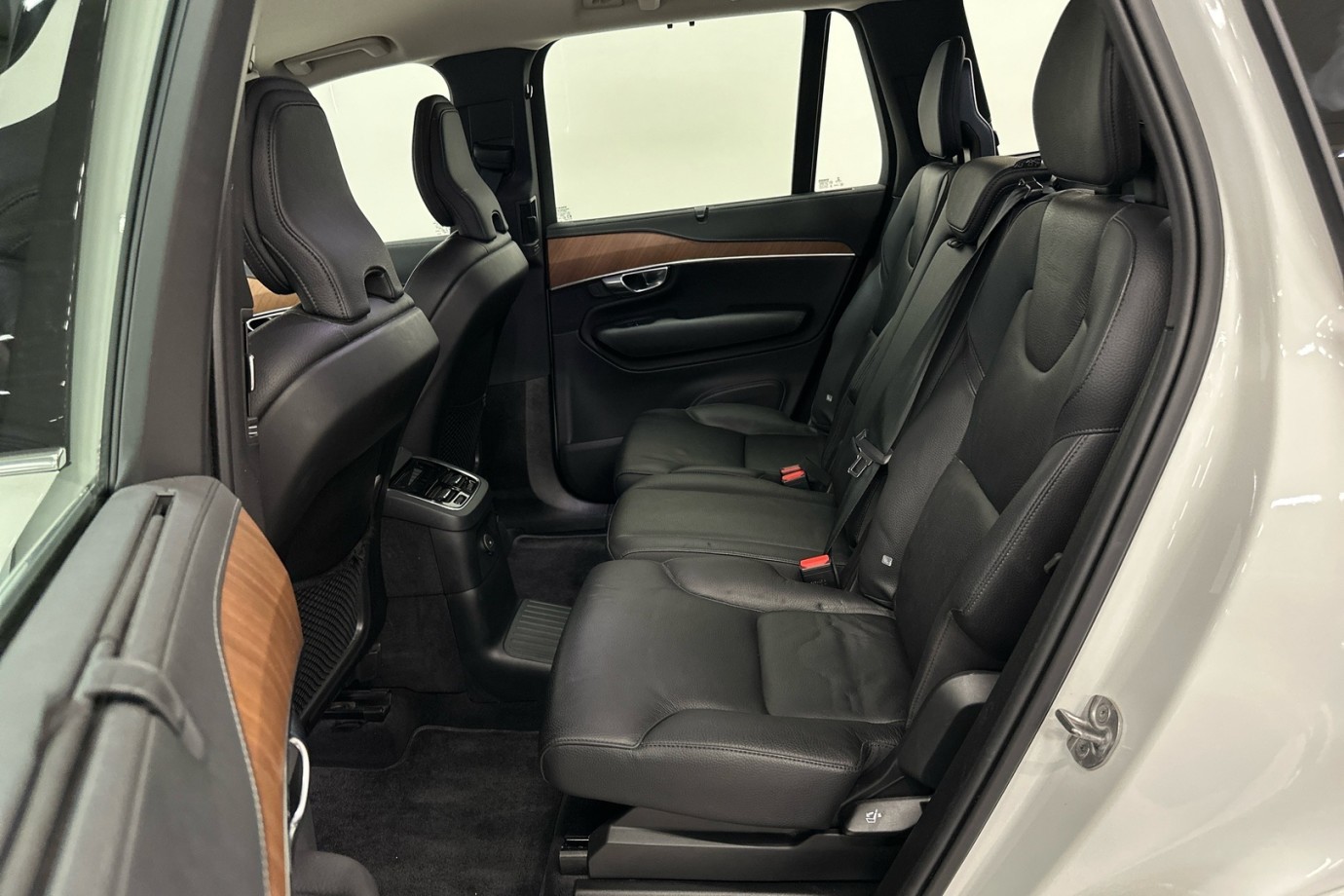 Esittelykuva VOLVO XC90 lataushybridiautosta.