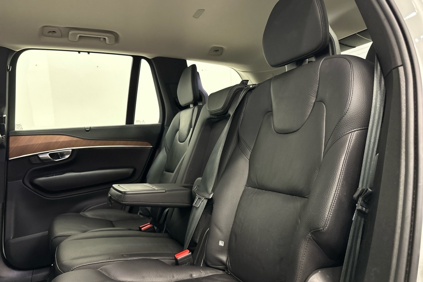 Esittelykuva VOLVO XC90 lataushybridiautosta.
