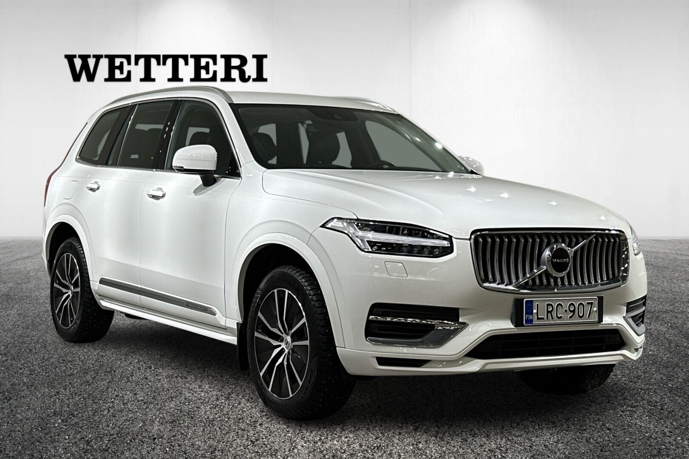 Esittelykuva VOLVO XC90 lataushybridiautosta.