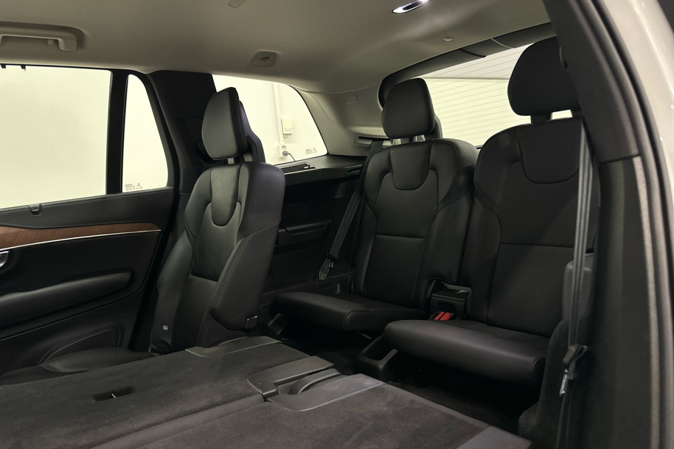 Esittelykuva VOLVO XC90 lataushybridiautosta.