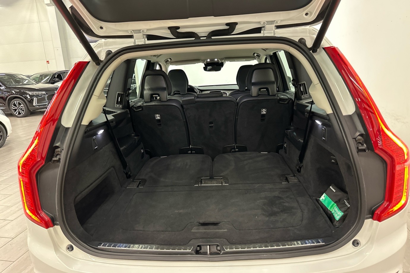 Esittelykuva VOLVO XC90 lataushybridiautosta.