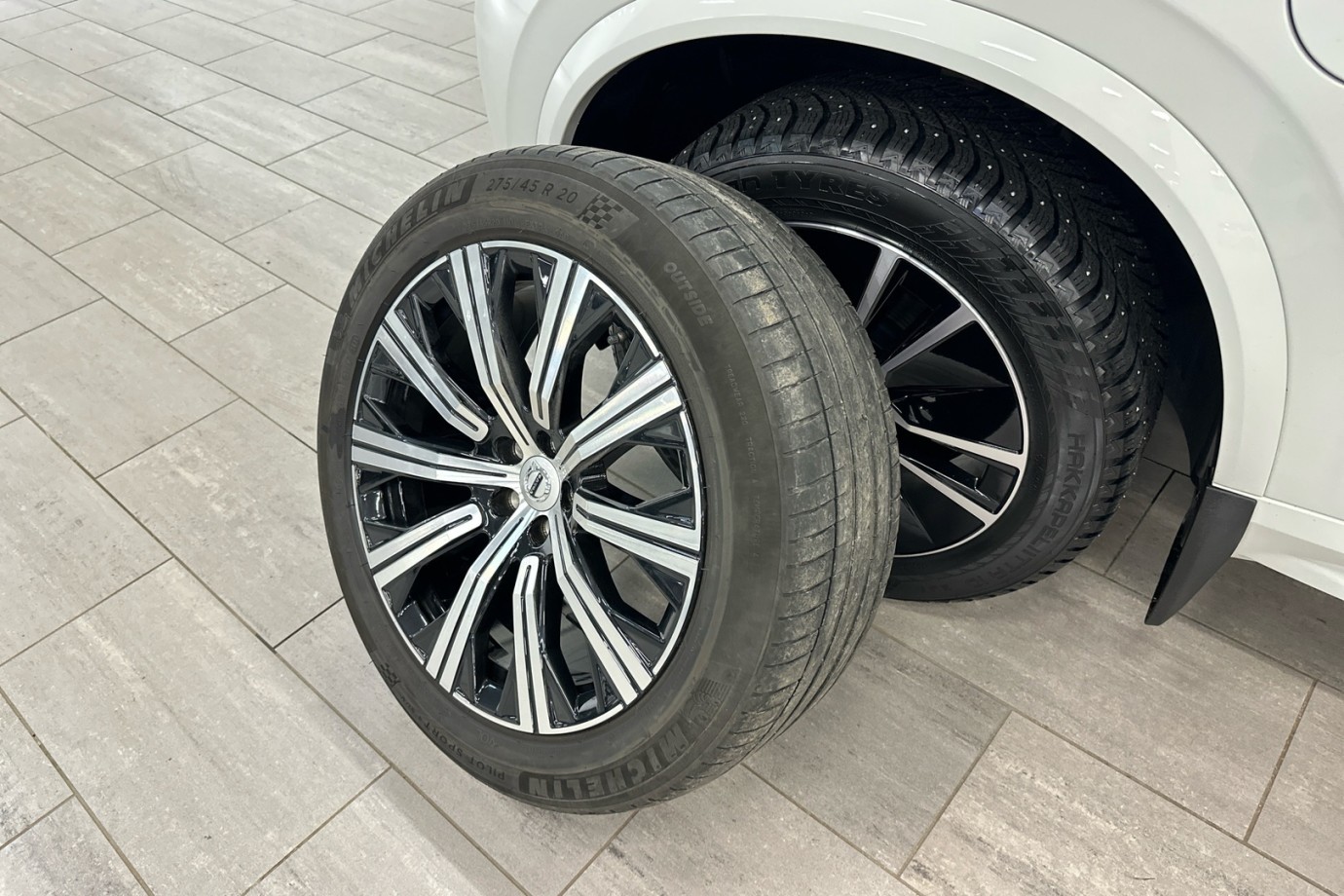 Esittelykuva VOLVO XC90 lataushybridiautosta.