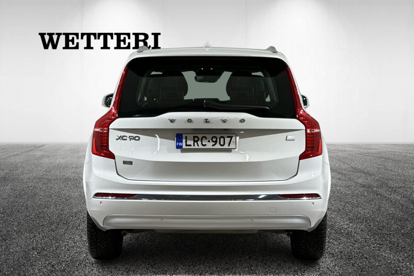 Esittelykuva VOLVO XC90 lataushybridiautosta.