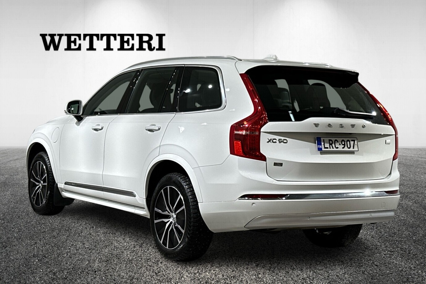 Esittelykuva VOLVO XC90 lataushybridiautosta.