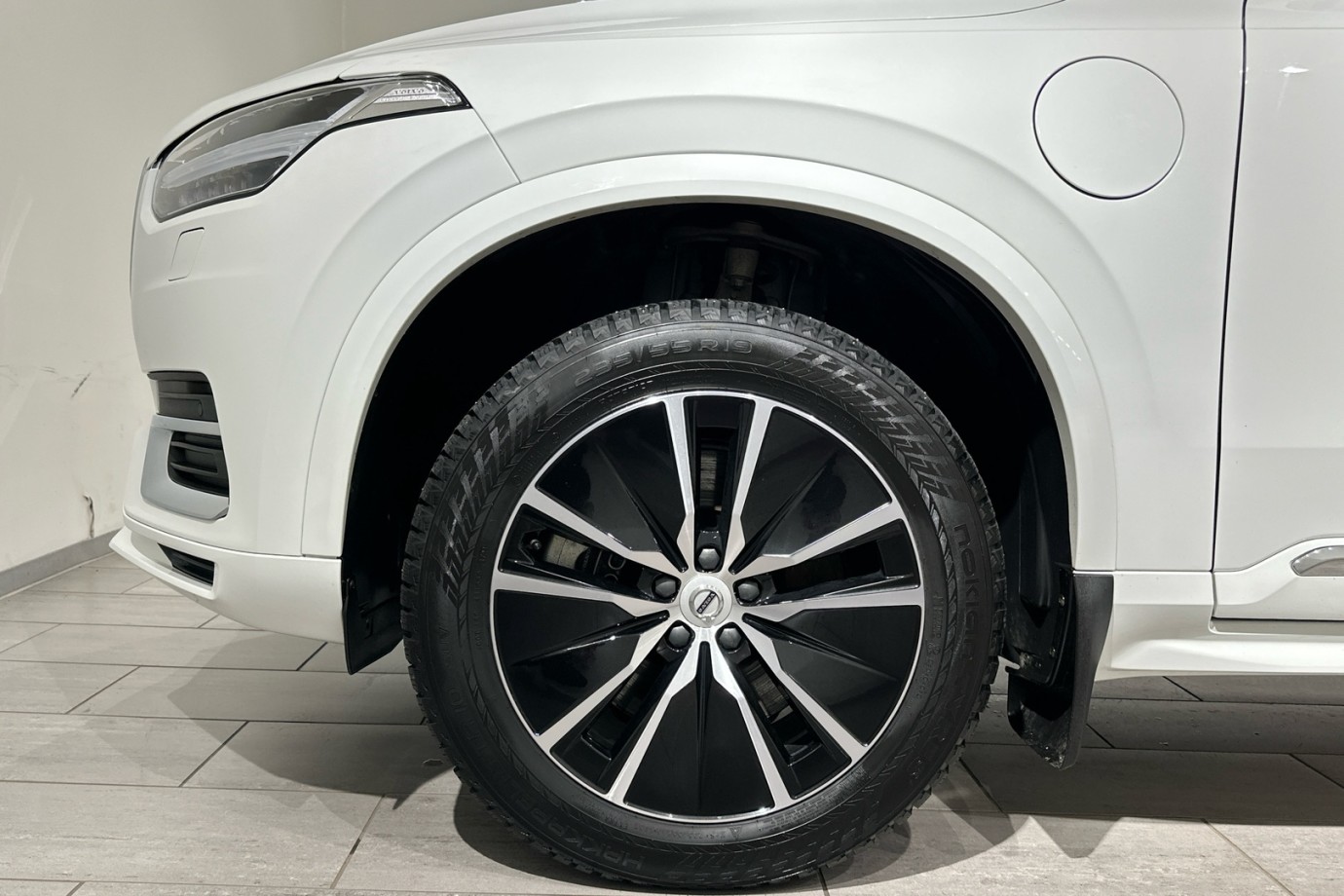 Esittelykuva VOLVO XC90 lataushybridiautosta.