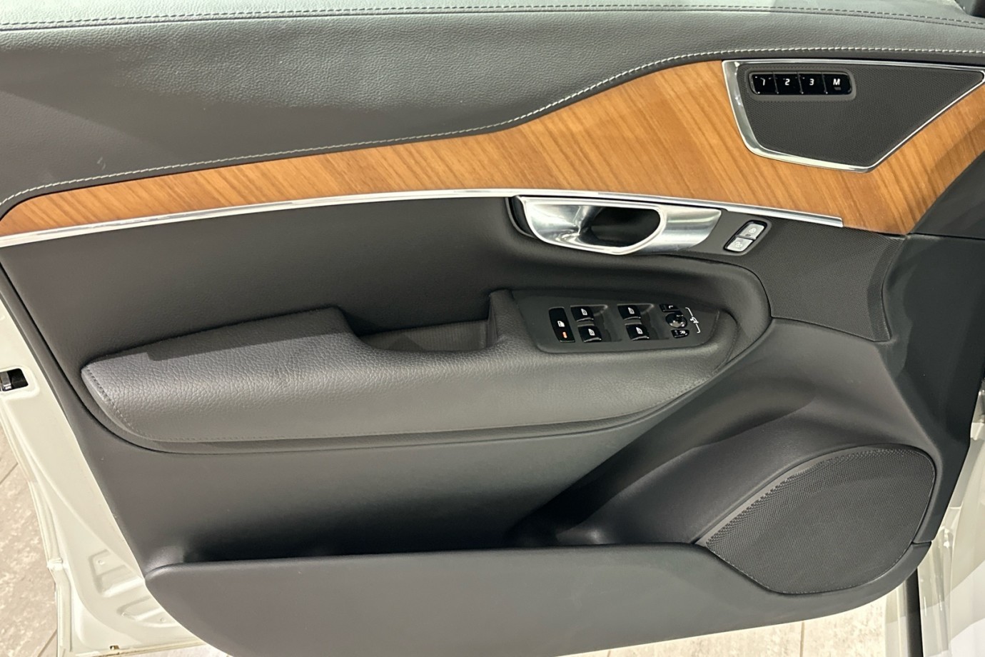 Esittelykuva VOLVO XC90 lataushybridiautosta.