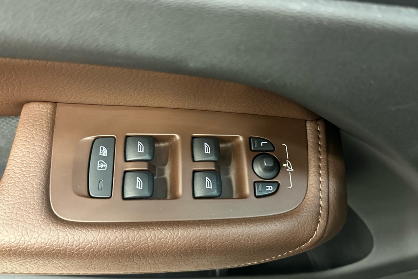 Esittelykuva VOLVO XC60 lataushybridiautosta.
