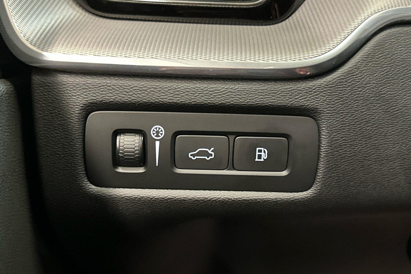 Esittelykuva VOLVO XC60 lataushybridiautosta.