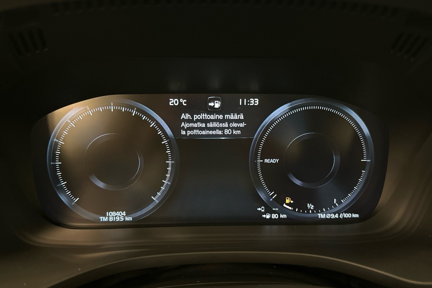Esittelykuva VOLVO XC60 lataushybridiautosta.
