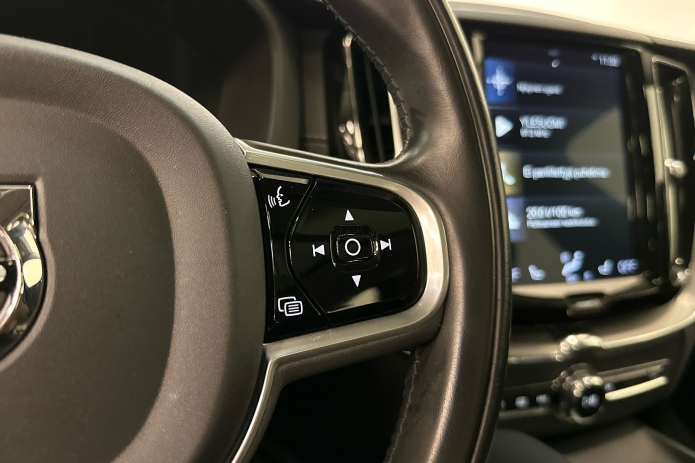 Esittelykuva VOLVO XC60 lataushybridiautosta.