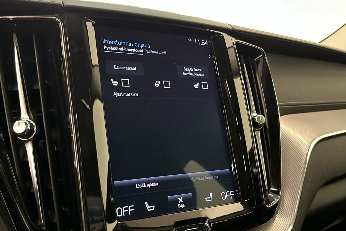 Esittelykuva VOLVO XC60 lataushybridiautosta.