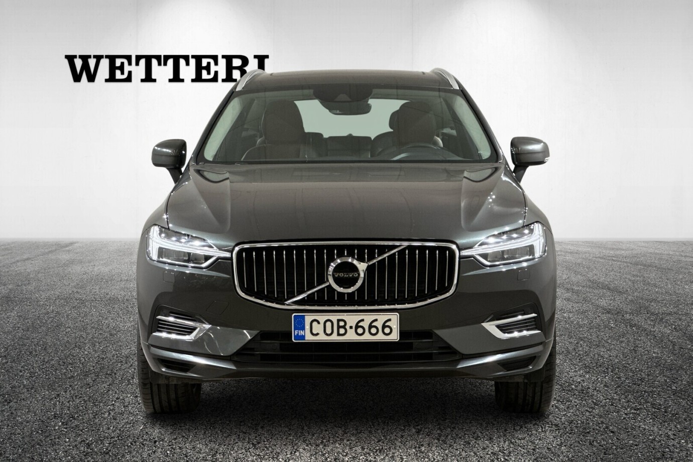 Esittelykuva VOLVO XC60 lataushybridiautosta.