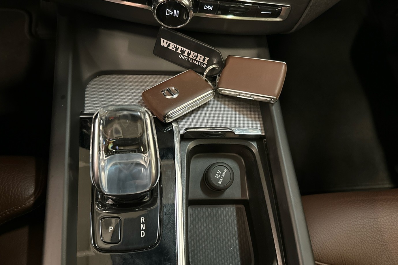 Esittelykuva VOLVO XC60 lataushybridiautosta.