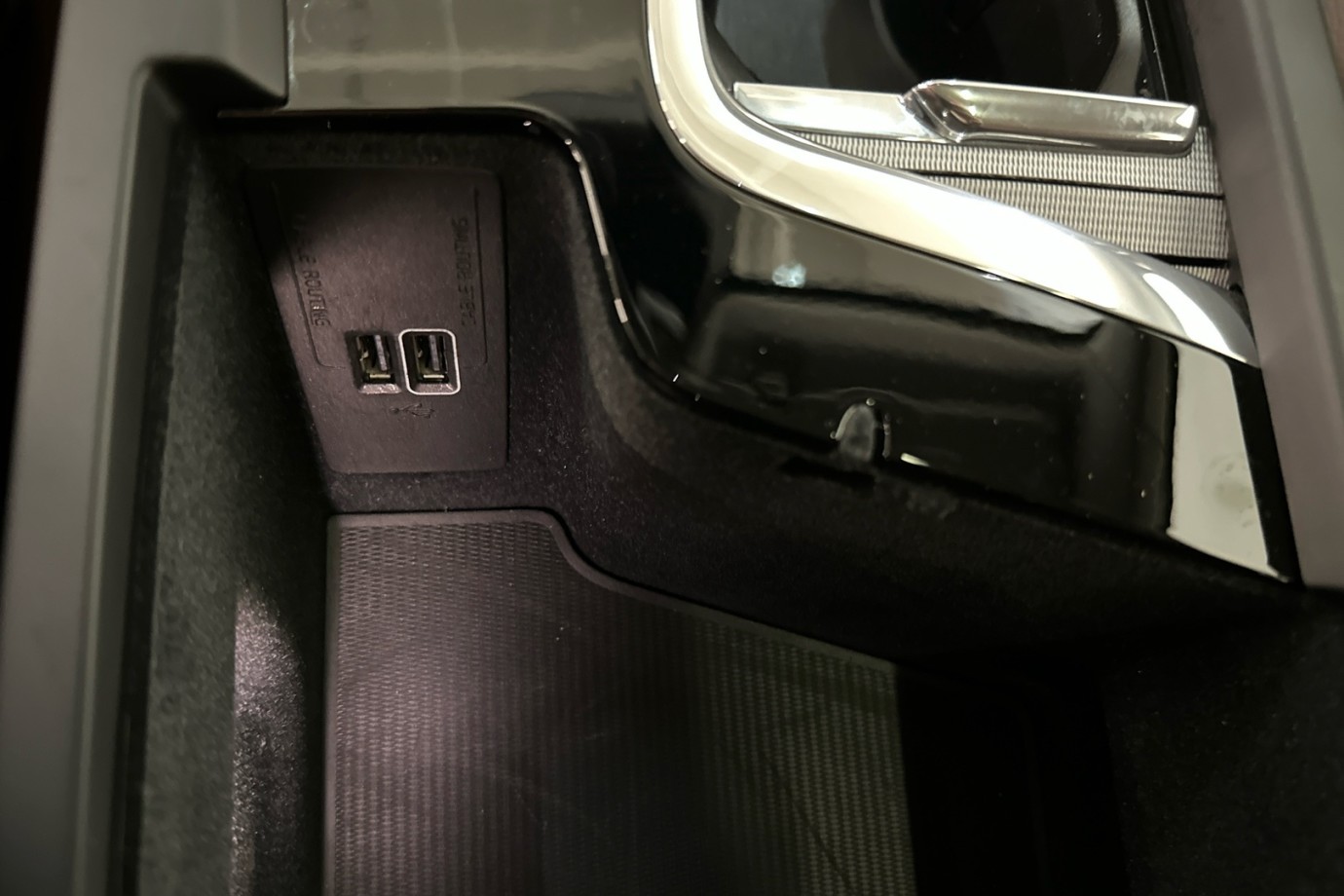 Esittelykuva VOLVO XC60 lataushybridiautosta.