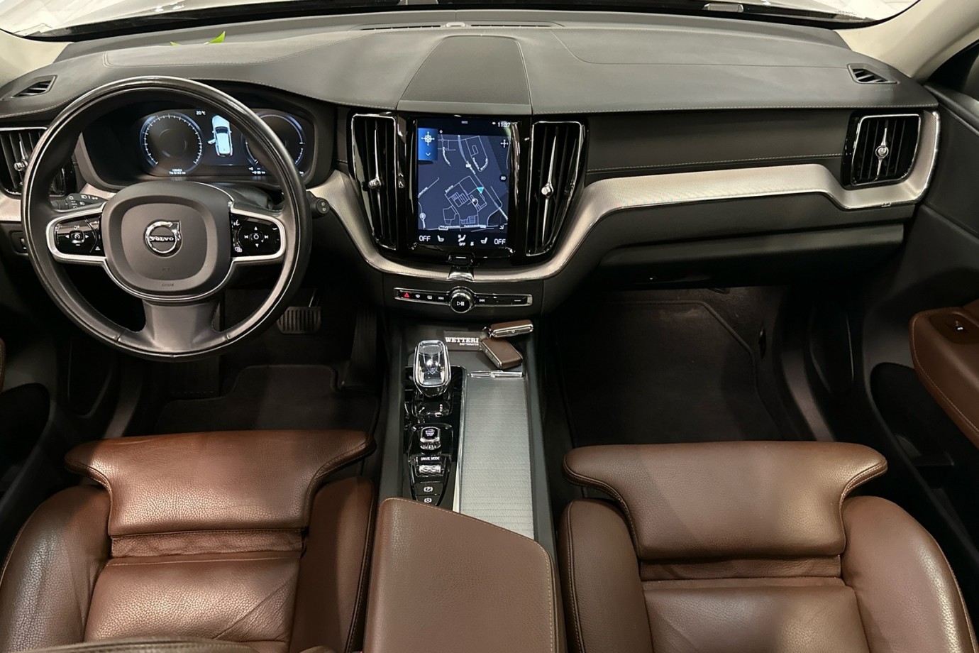Esittelykuva VOLVO XC60 lataushybridiautosta.