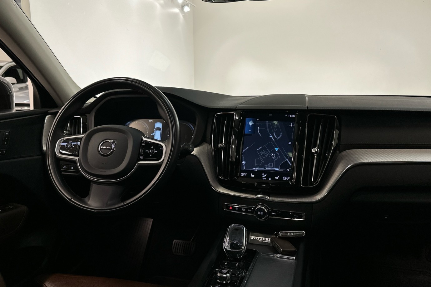 Esittelykuva VOLVO XC60 lataushybridiautosta.